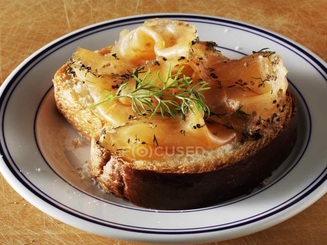 Salmone affumicato su una fetta di pane — Foto stock