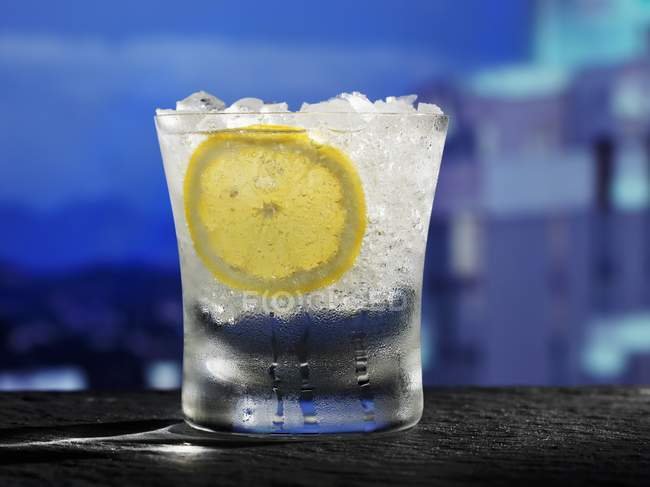 Склянка води зі скибочкою лимона — стокове фото