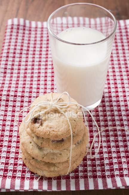 Biscoitos de cranberry e copo de leite — Fotografia de Stock
