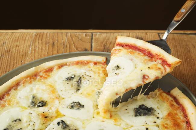 Pizza de tres quesos estilo americano - foto de stock