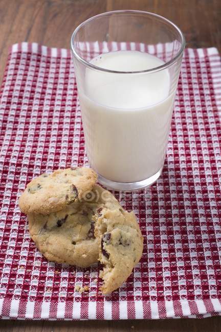 Cranberry cookies and glass of milk — Stock Photo