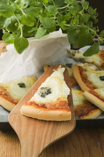 Tre pizza al formaggio con origano — Foto stock
