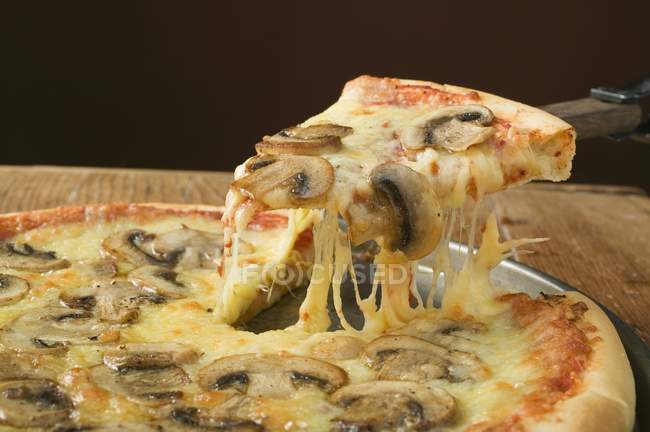 American-style mushroom pizza — Stock Photo