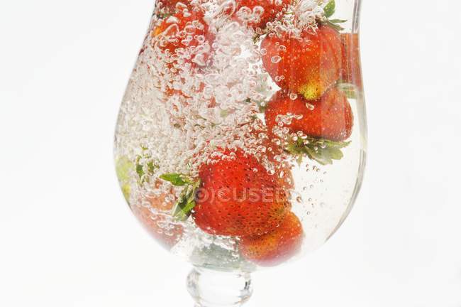 Erdbeeren im Glas Wasser — Stockfoto