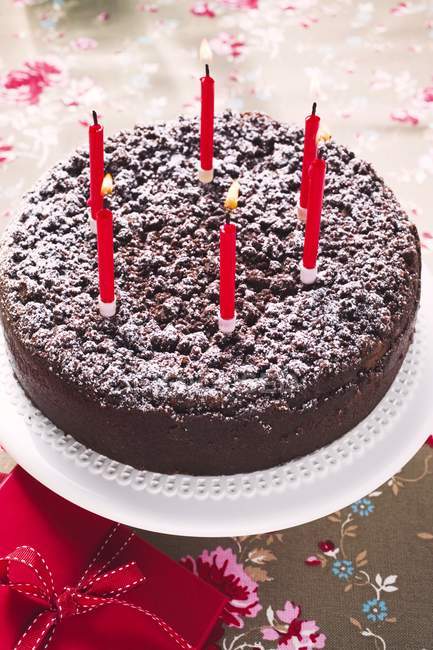 Chocolate crumble cheesecake with icing sugar — Stock Photo
