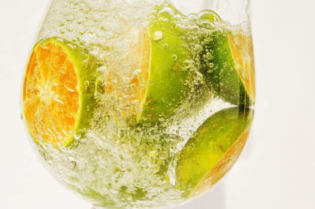 Zitrusfrüchte in einem Glas Wasser — Stockfoto