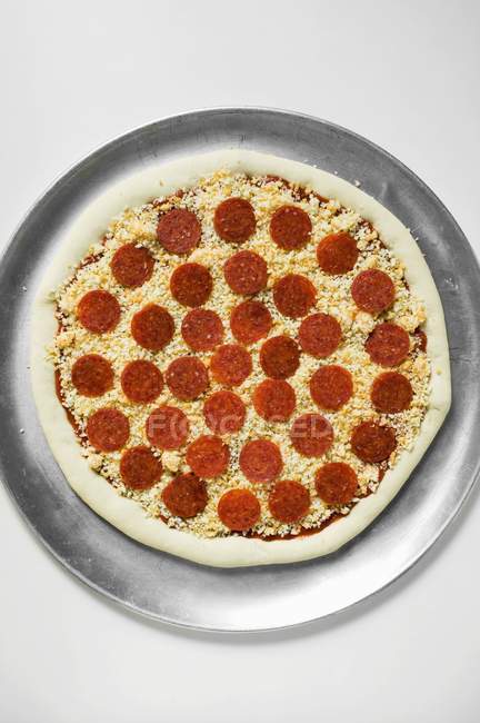 Unbaked Pepperoni pizza — Stock Photo