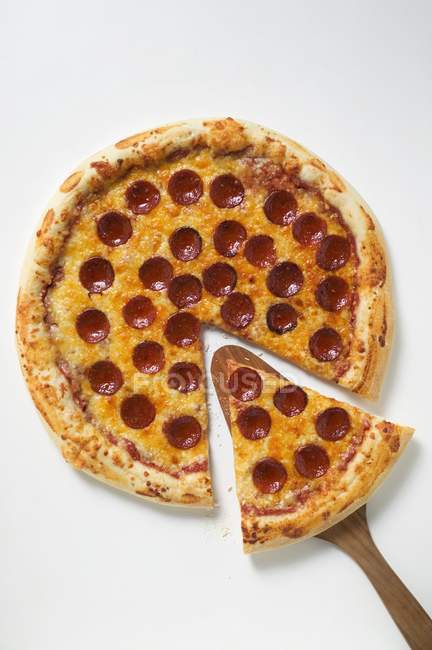 Pizza pepperoni de style américain — Photo de stock