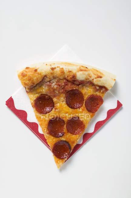 Fetta di pizza al salame piccante — Foto stock