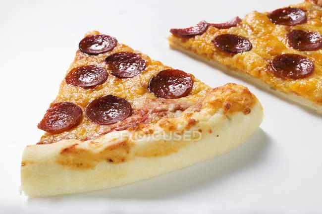 Rebanadas de pizza de pepperoni - foto de stock