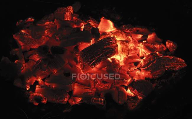 Vue rapprochée du tas de charbons lumineux — Photo de stock