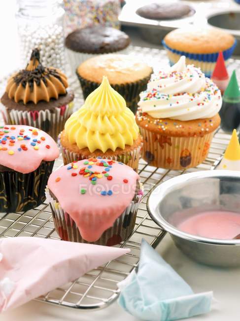 Cupcakes de colores con glaseado - foto de stock