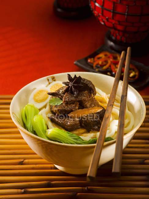 Carne chinesa refogada com macarrão — Fotografia de Stock