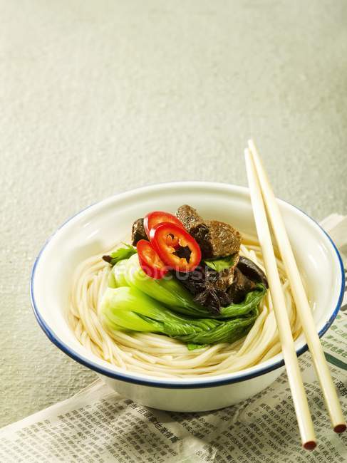Asian braised beef with noodles — Stock Photo