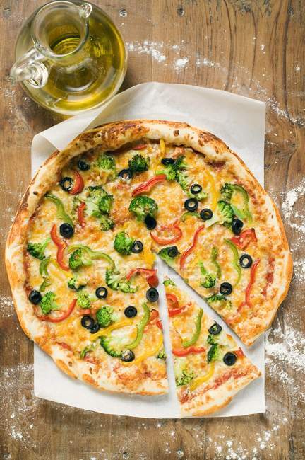 American-style vegetable pizza — Stock Photo