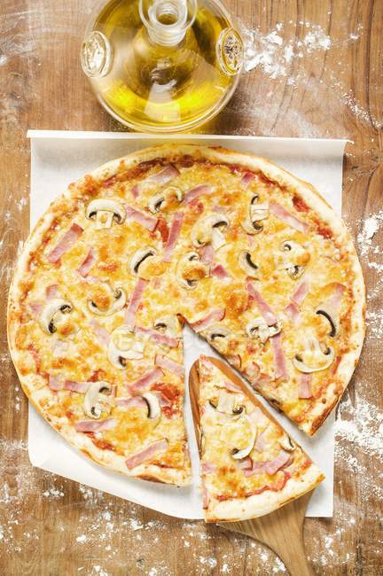 Jamón y Pizza de Setas - foto de stock