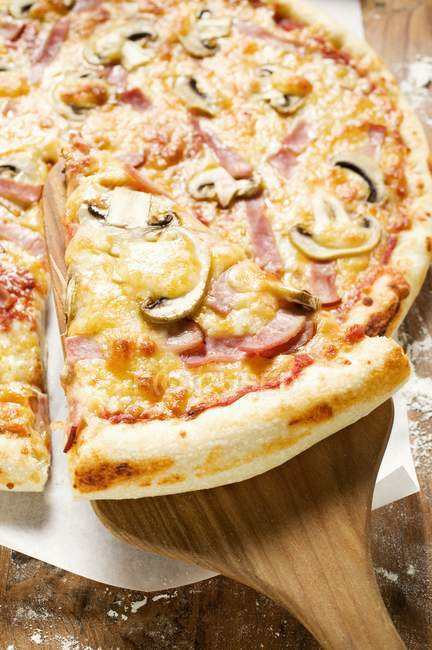 Шинка та грибна піца — стокове фото