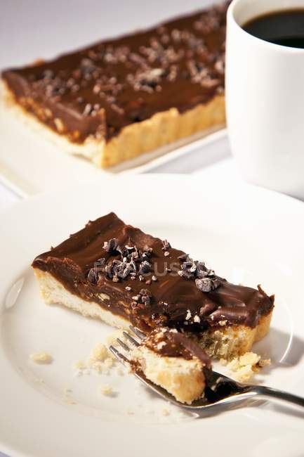 Pièce de tarte aux noisettes au chocolat — Photo de stock