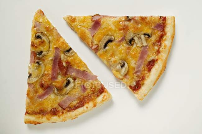 Фрагменти американському стилі піци — стокове фото