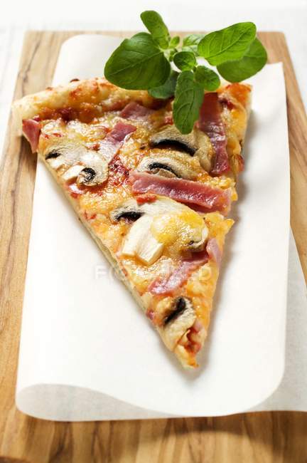 Stück Pizza nach amerikanischem Vorbild — Stockfoto