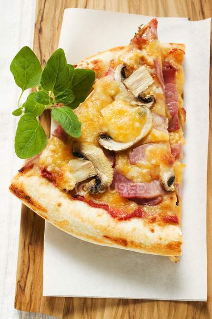 Slices of American-style pizza — Stock Photo