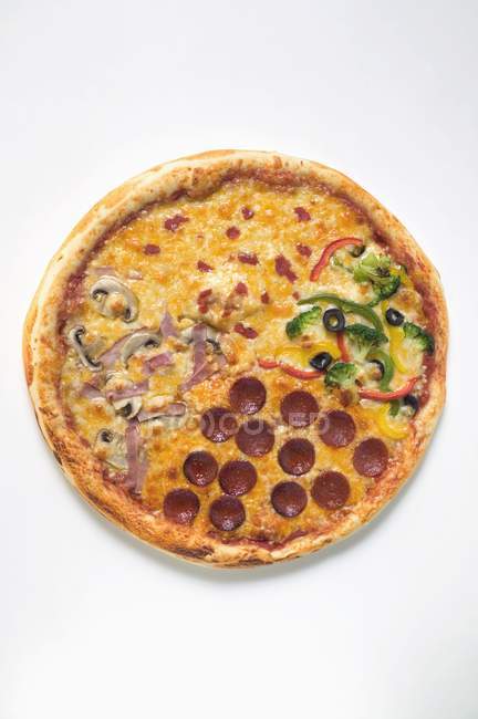 Pizza pepperoni et légumes en quartiers — Photo de stock
