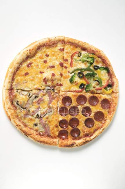 Pepperoni y pizza de verduras en cuartos - foto de stock