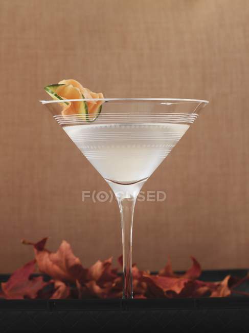 Ginger cocktail with slices of cucumber — Stock Photo
