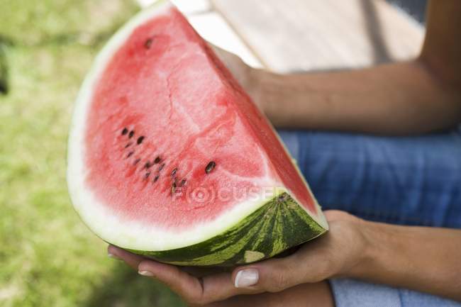 Frau hält Scheibe Wassermelone in der Hand — Stockfoto