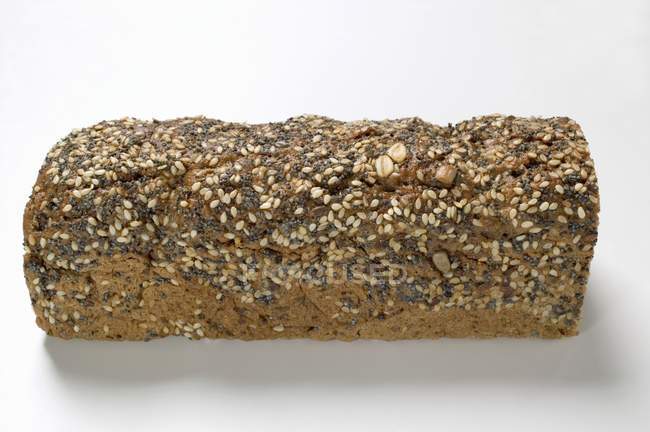 Pão integral com sementes de papoila e gergelim — Fotografia de Stock