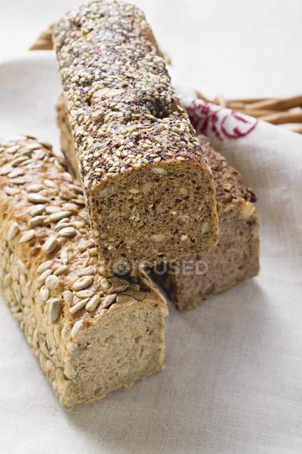Цельнозерновые хлебы на полотенце для чая — стоковое фото