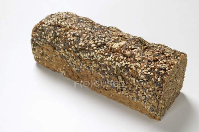 Целый хлеб с маком и кунжутом — стоковое фото