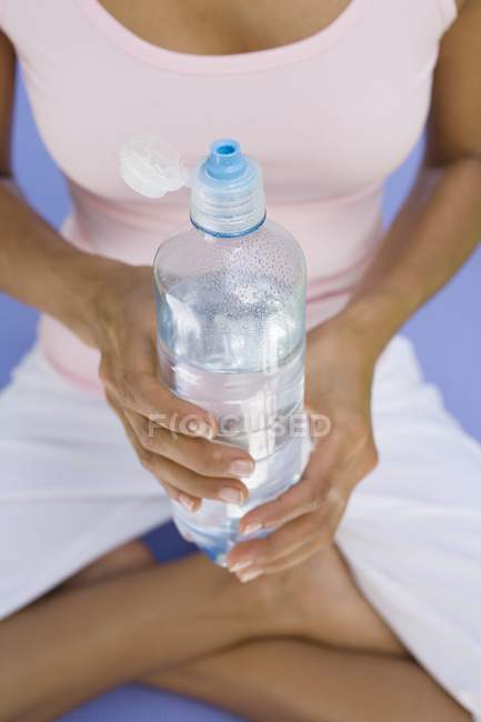 Vista de perto da mulher segurando uma garrafa de água — Fotografia de Stock