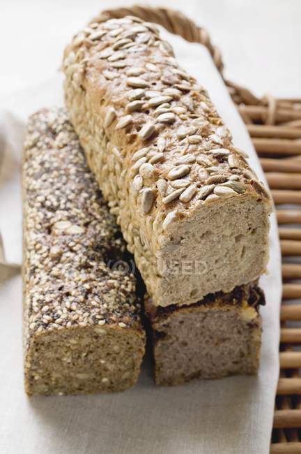 Цельнозерновые хлебы на полотенце для чая — стоковое фото