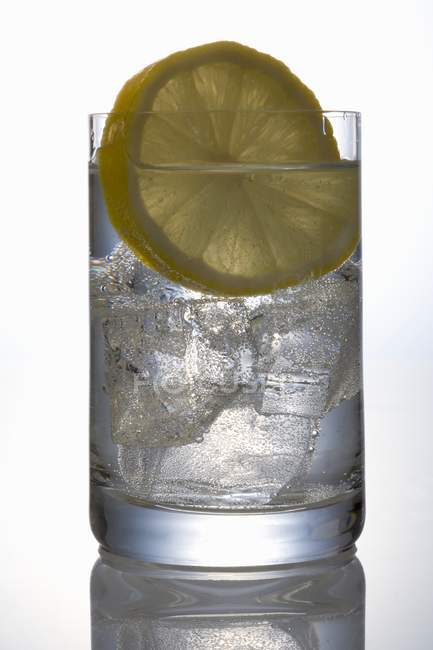 Glass of water with lemon slice — Stock Photo
