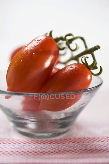 Зливу помідорів у скляній мисці — стокове фото