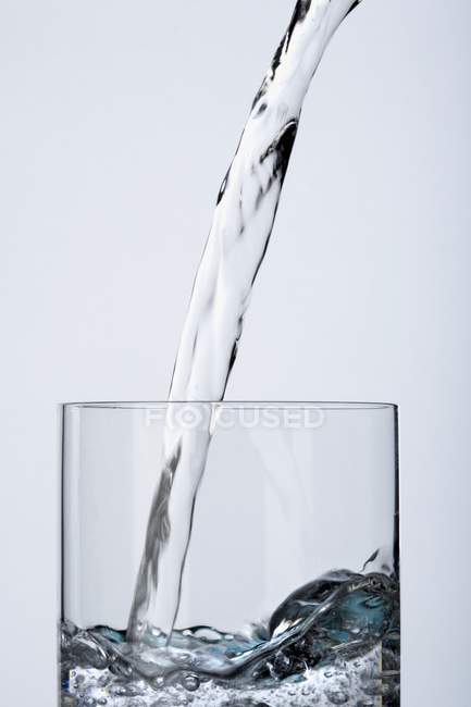 Verter agua clara - foto de stock