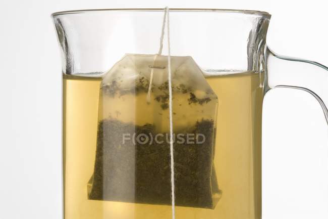 Bicchiere di tè con bustina di tè — Foto stock