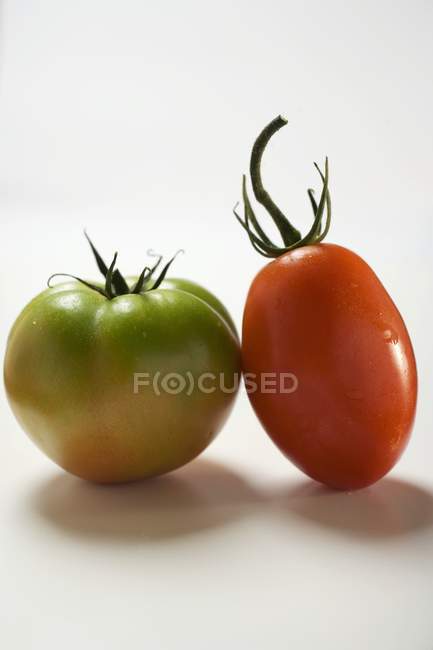 Два разных помидора — стоковое фото