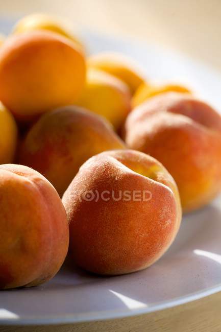 Свежие желтые персики — стоковое фото