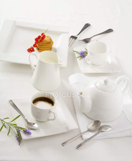 Крупный план кофе с печеньем и лавандой — стоковое фото