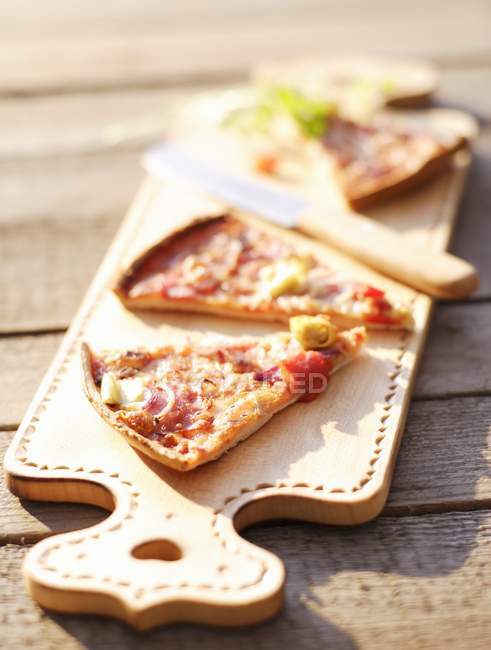 Кусочки пиццы с ветчиной — стоковое фото