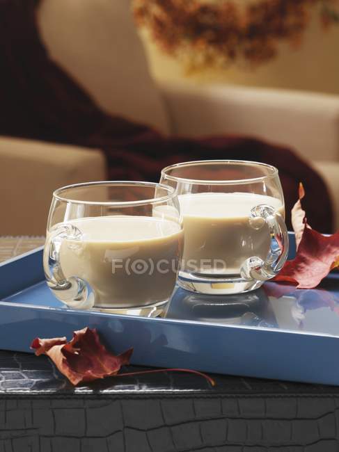 Крупним планом вид на кардамонові коктейлі в скляних чашках на лотку — стокове фото