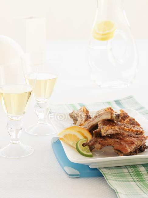 Pork ribs with citrus fruits — Stock Photo