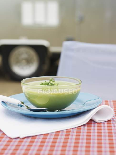 Cream of pea soup in glass bowl — Stock Photo