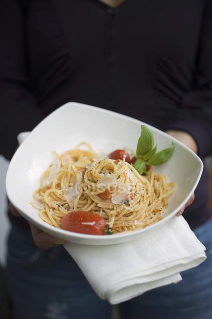 Frau hält Teller mit Spaghetti — Stockfoto