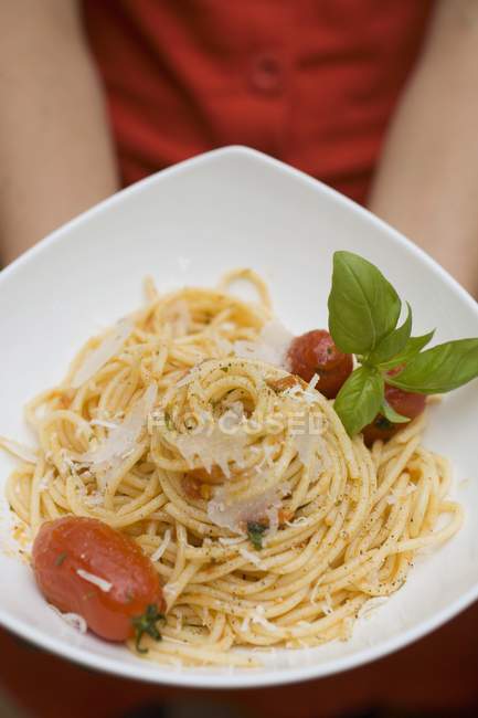 Femme tenant la plaque de spaghetti — Photo de stock
