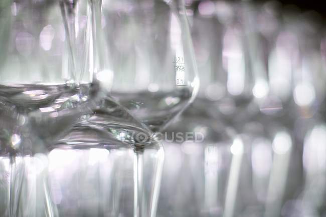 Vista de cerca de copas de vino de tallo en una fila - foto de stock