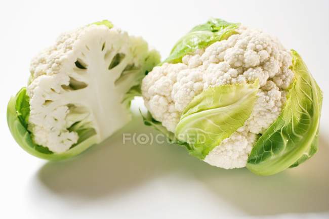 Whole and half cauliflower — Stock Photo