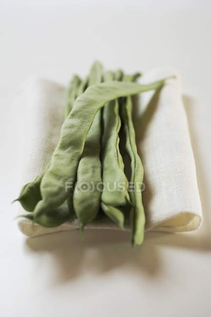 Frische grüne Bohnen auf Leinentuch — Stockfoto
